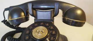 Teléfono de estilo retro con un diseño inspirado .