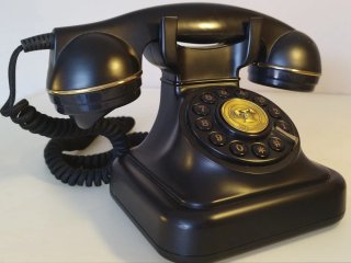 Teléfono de estilo retro con un diseño inspirado .