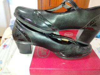 Zapatos negros de tacón con tira