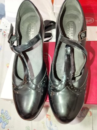 Zapatos negros de tacón con tira