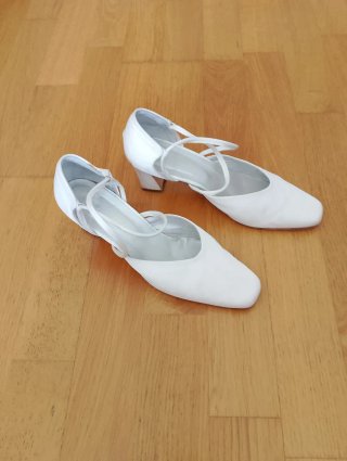 Zapatos de tacón blancos con tiras