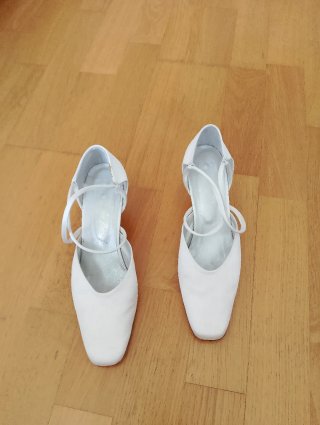 Zapatos de tacón blancos con tiras