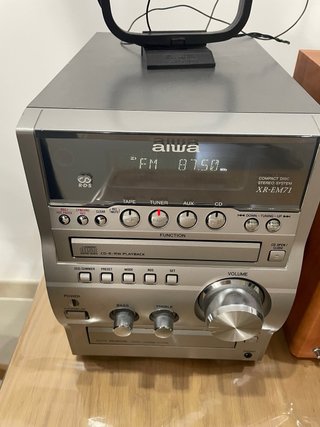 Microcadena Aiwa con CD y Radio XR-EM71