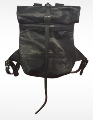 Mochila negra de piel de gran capacidad