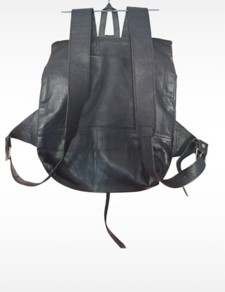 Mochila negra de piel de gran capacidad
