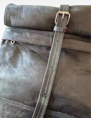Mochila negra de piel de gran capacidad