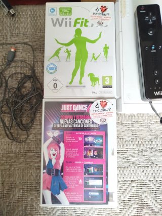 Nintendo Wii + Wii Fit + Just Dance