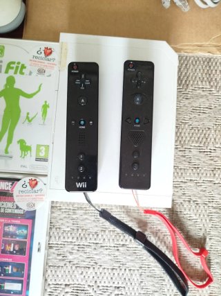 Nintendo Wii + Wii Fit + Just Dance