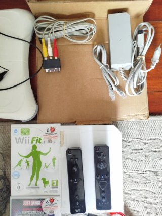 Nintendo Wii + Wii Fit + Just Dance
