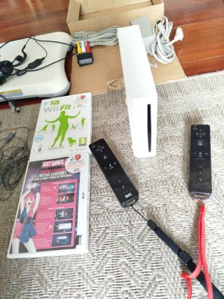 Nintendo Wii + Wii Fit + Just Dance