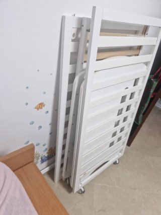 Cuna colecho blanca con colchón azul