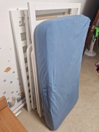 Cuna colecho blanca con colchón azul