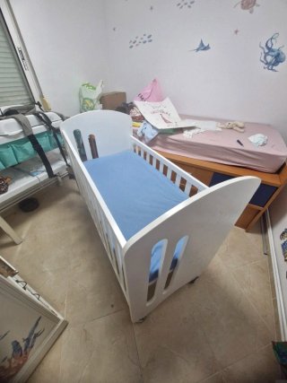 Cuna colecho blanca con colchón azul
