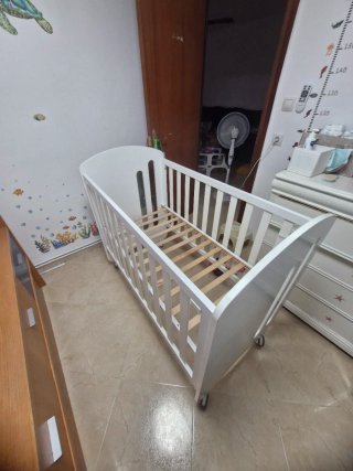 Cuna colecho blanca con colchón azul