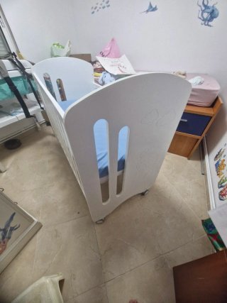 Cuna colecho blanca con colchón azul