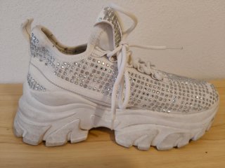 Zapatillas blancas con tachuelas talla 39