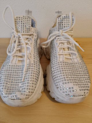 Zapatillas blancas con tachuelas talla 39