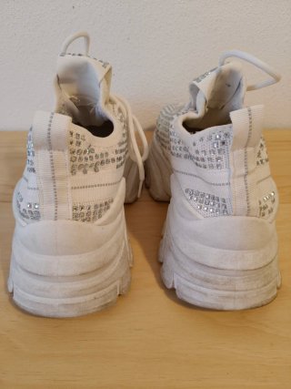Zapatillas blancas con tachuelas talla 39