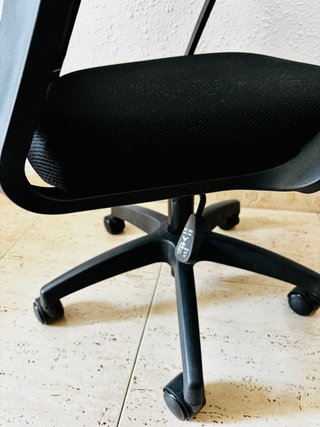 Silla de oficina negra respaldo malla