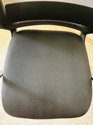Silla de oficina negra respaldo malla