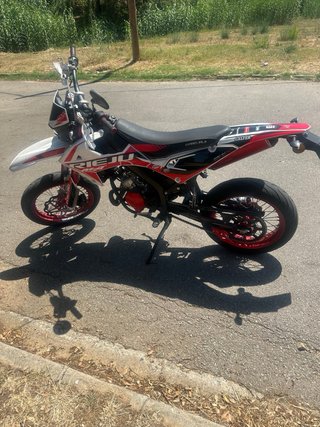 Ciclomotor Rieju Supermotard Roja y Negra
