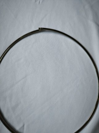 Collar rígido plateado con colgante