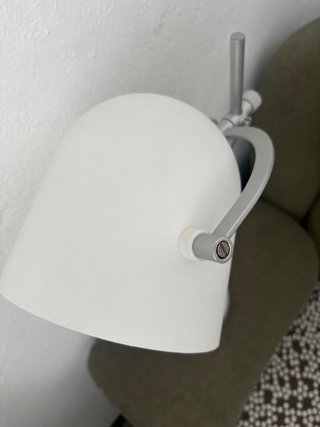 Lámpara de mesa plateada y blanca. Tengo 2