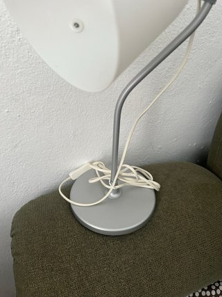 Lámpara de mesa plateada y blanca. Tengo 2