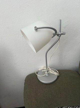 Lámpara de mesa plateada y blanca. Tengo 2