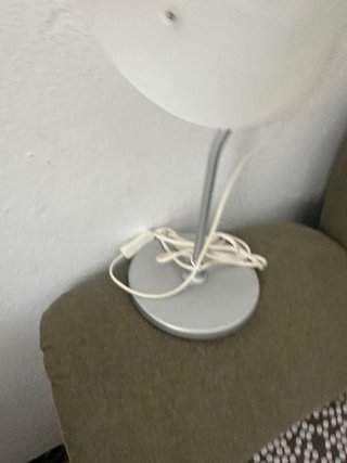 Lámpara de mesa plateada y blanca. Tengo 2