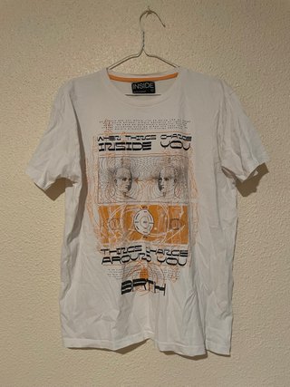 Camiseta INSIDE Estampado Naranja y Blanco