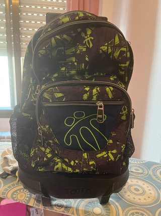 Mochila Totto con ruedas y diseño