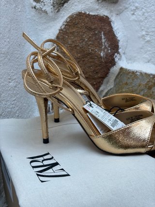 Tacones Zara dorados talla 38