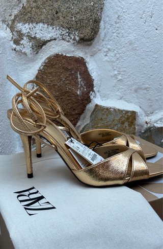Tacones Zara dorados talla 38