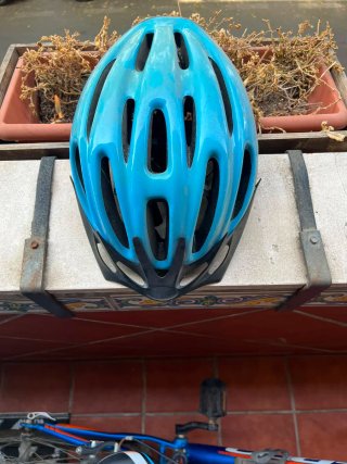Casco de bicicleta azul