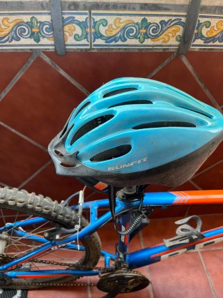 Casco de bicicleta azul