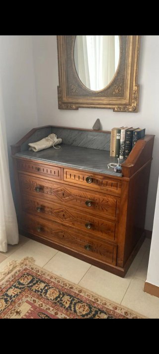 Cómoda, cajonera antigua de madera y mármol.