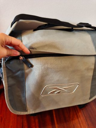 Mochila bandolera Reebok beige y gris