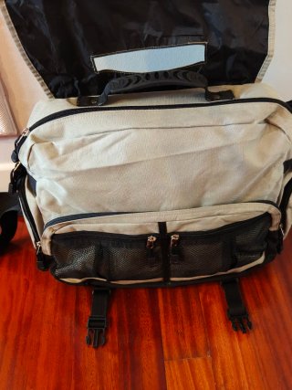 Mochila bandolera Reebok beige y gris
