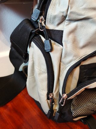 Mochila bandolera Reebok beige y gris
