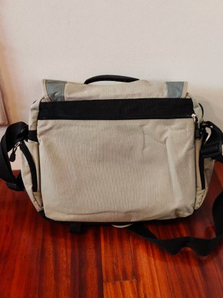 Mochila bandolera Reebok beige y gris