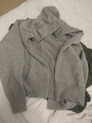 Jersey gris con cremallera