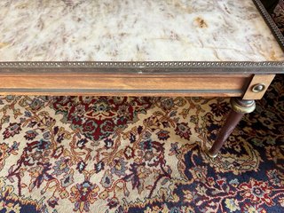 Mesa de centro de mármol con detalles dorados