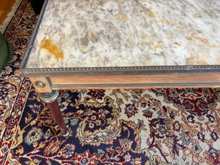 Mesa de centro de mármol con detalles dorados