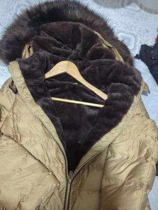 Abrigo dorado con capucha y pelo