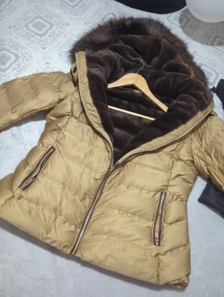 Abrigo dorado con capucha y pelo