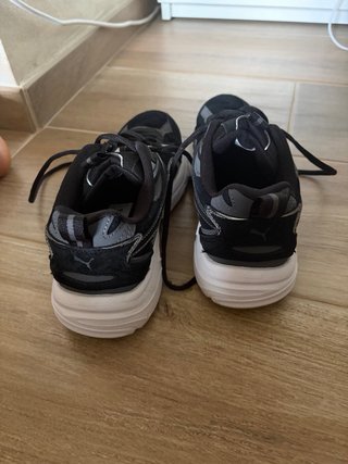 Scarpe da ginnastica Puma nere e argento