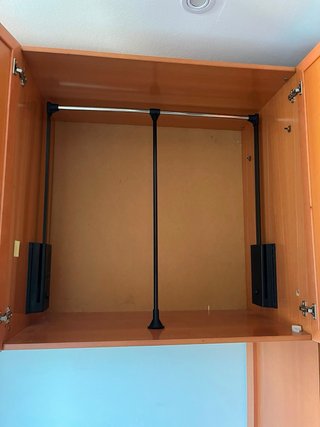 Dormitorio completo con cama y armarios