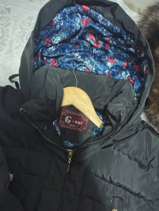 Cazadora negra con capucha