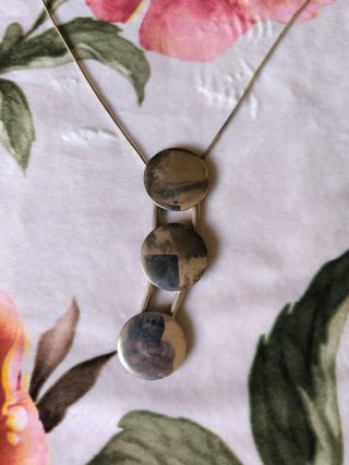 Collar vintage con tres círculos plateados